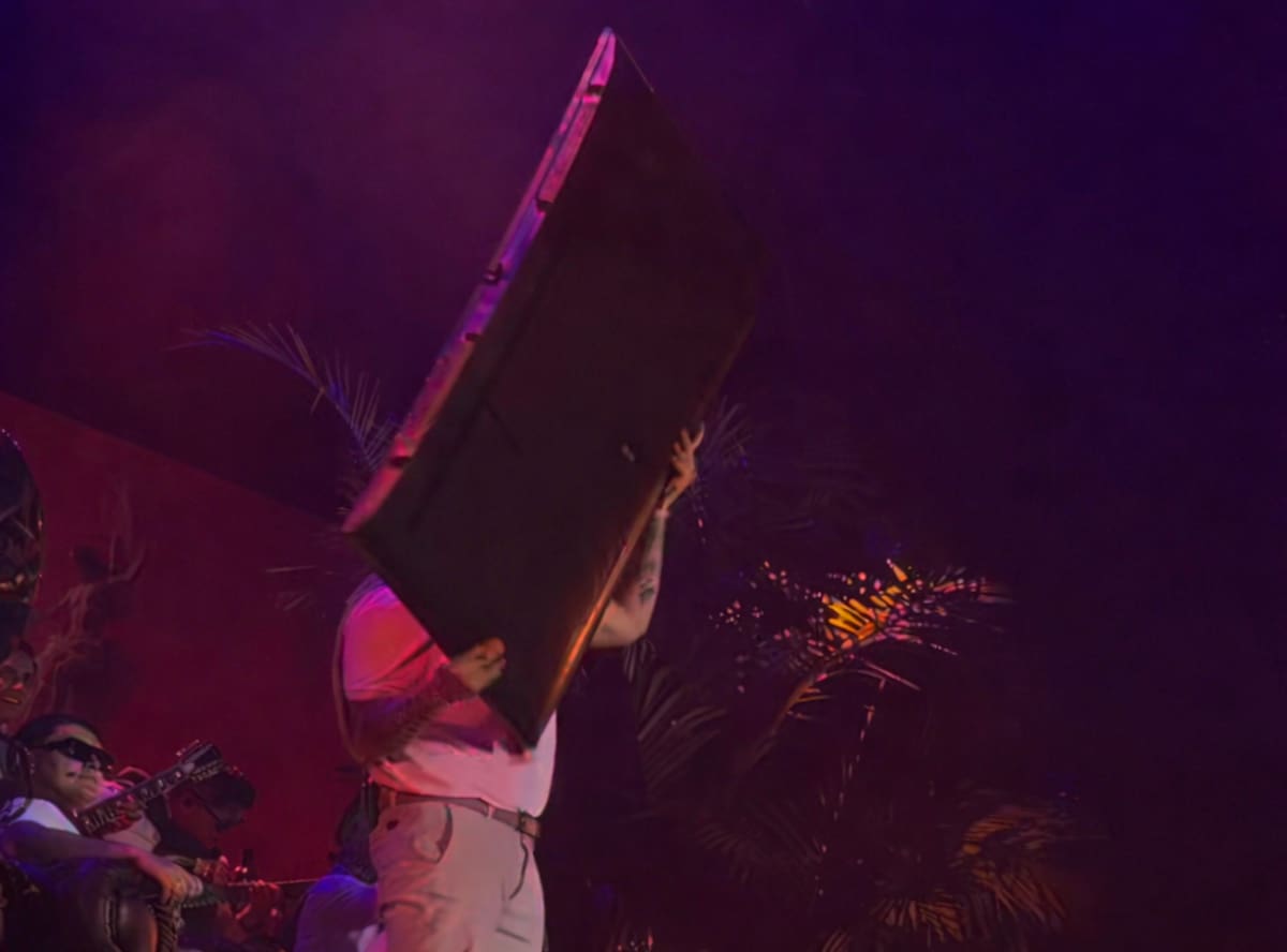 El líder de Grupo Firme volvió a estrellar una televisión durante una presentación en vivo en Colombia. Foto: Redes