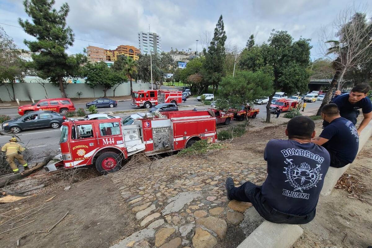 Unidad de Bomberos se accidenta en Vía Rápida Oriente en Tijuana