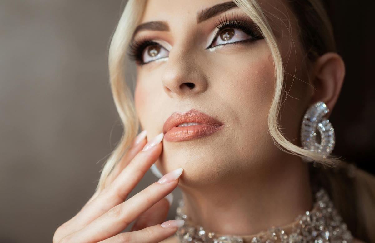 Cómo aplicar iluminador en zonas clave para un efecto lifting | Foto: Especial (canva)