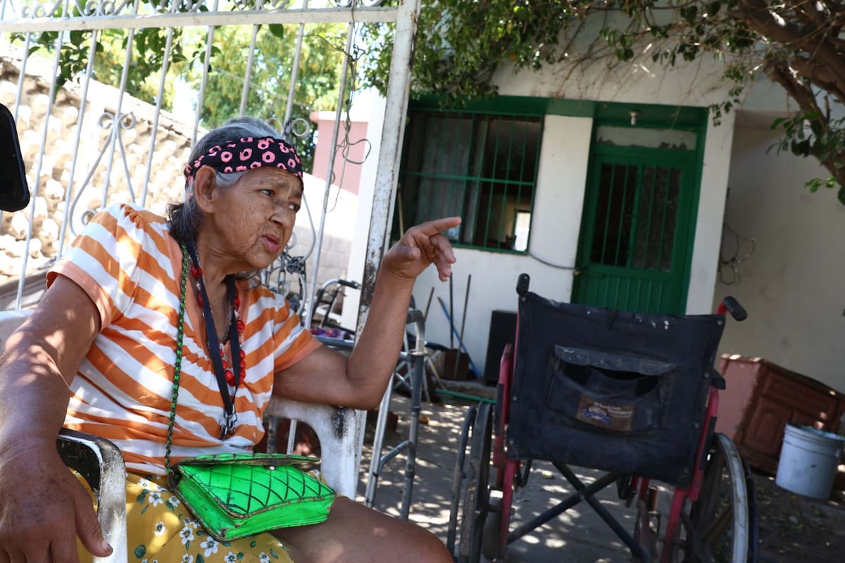 Vecinos de la colonia Las Granjas piden ayuda para Marta quien es una adulta mayor que perdió una pierna, no tiene alimentos y vive en abandono