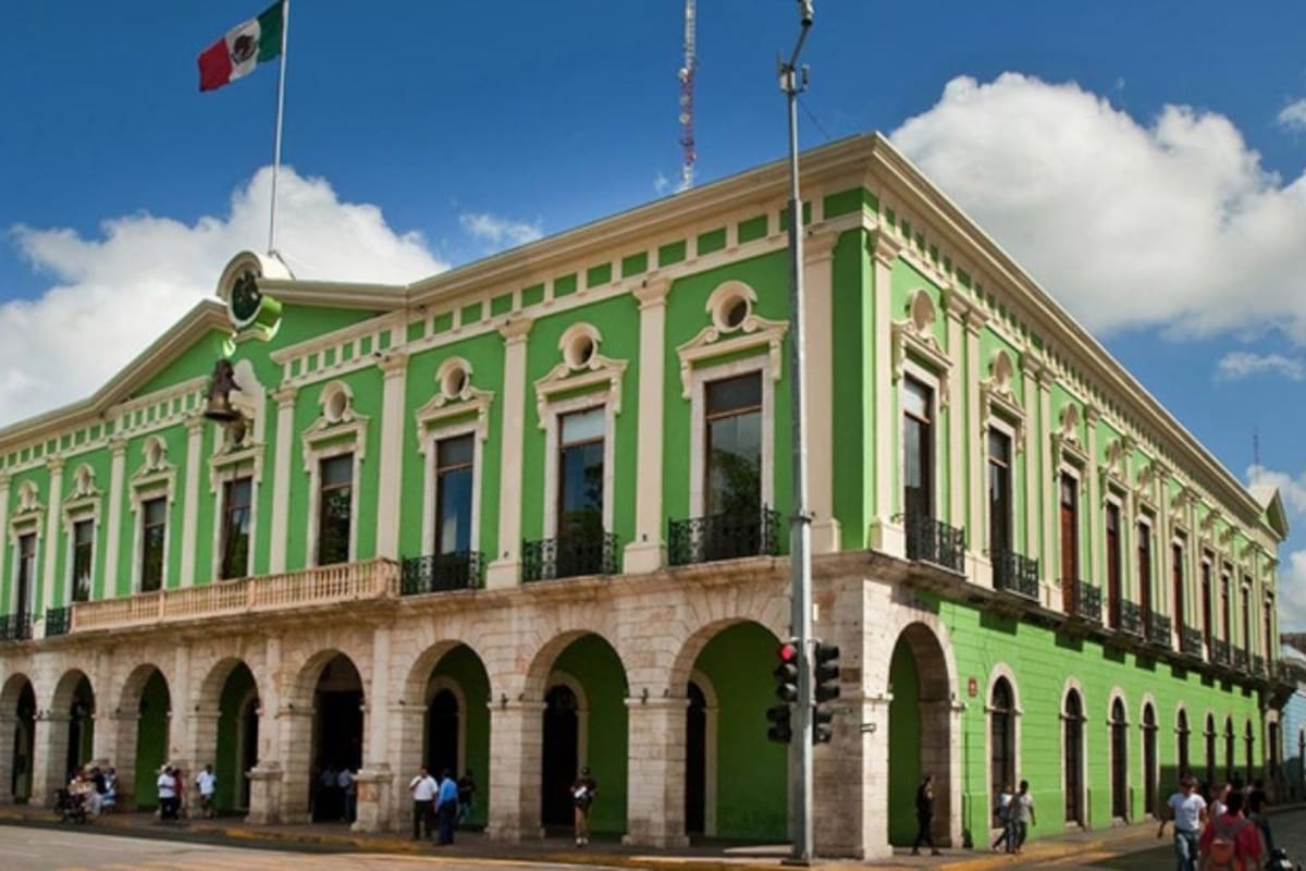 Quién es Doña Josefina Ramos, la adulta mayor de 70 años que se manifestó bajo la lluvia frente al Palacio de Gobierno de Yucatán en Mérida para exigir la condonación de un cobro de agua y el trámite de su pensión ante el ISSSTE