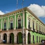 Quién es Doña Josefina Ramos, la adulta mayor de 70 años que se manifestó bajo la lluvia frente al Palacio de Gobierno de Yucatán en Mérida para exigir la condonación de un cobro de agua y el trámite de su pensión ante el ISSSTE