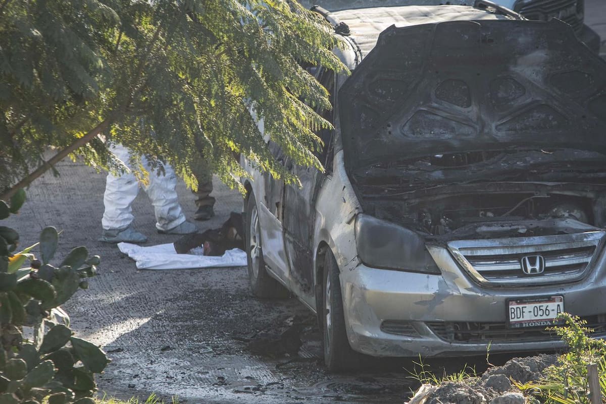 El hallazgo ocurrió durante la madrugada; autoridades investigan el origen del incendio y la identidad de las víctimas. Foto: Border Zoom