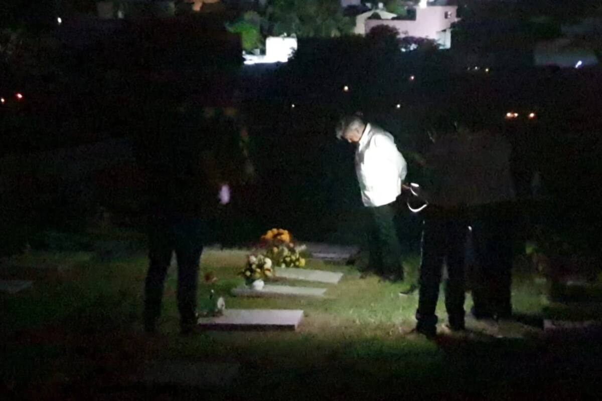 AMLO visita tumbas de sus padres y de su primera esposa, Rocío Beltrán, en Villahermosa