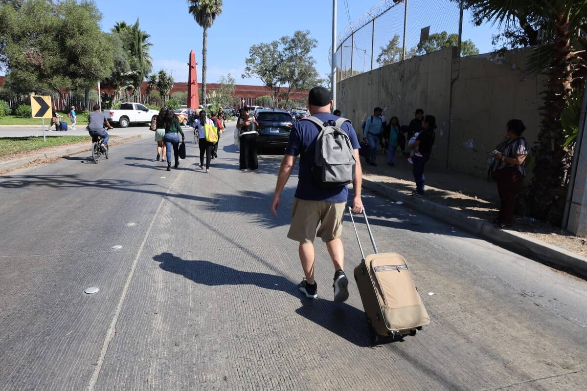 Afecta bloqueo de aeropuerto a los pasajeros