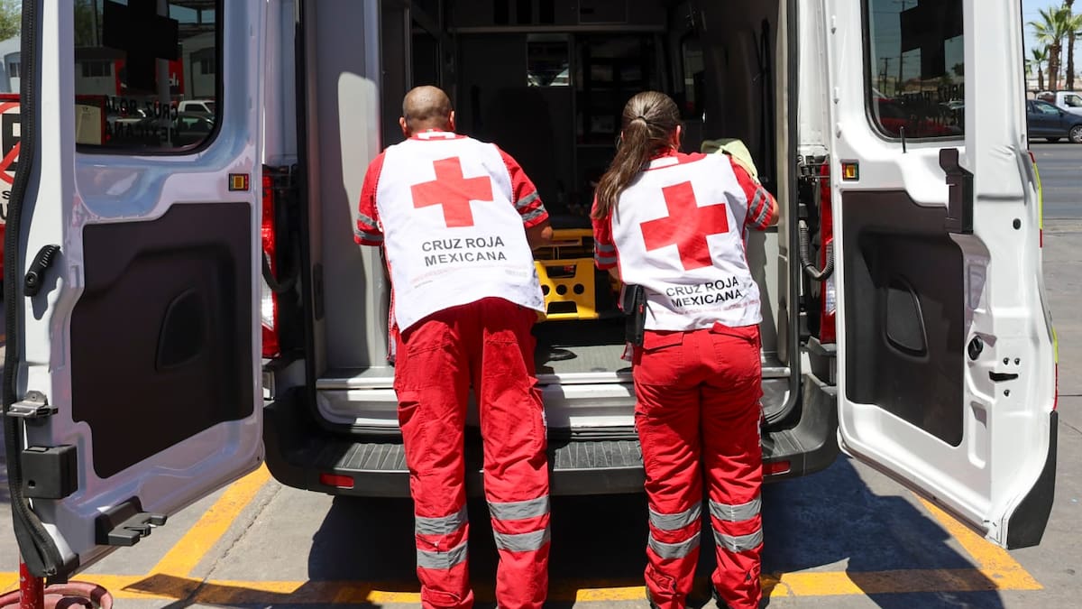Policía y Cruz Roja auxilian a joven inconsciente en calles de Hermosillo con reanimación cardiopulmonar
