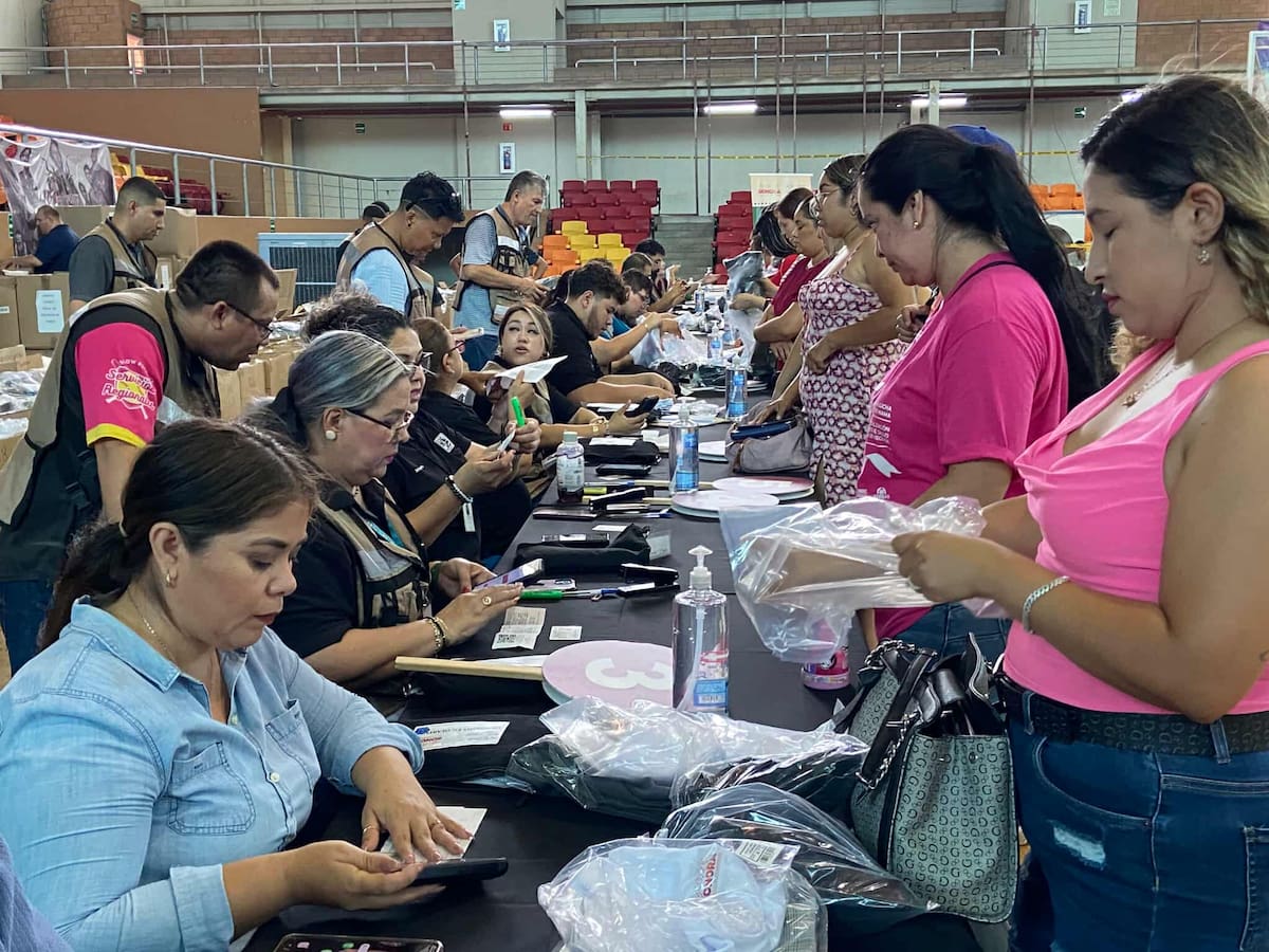 Entrega de uniformes en cajeme.
