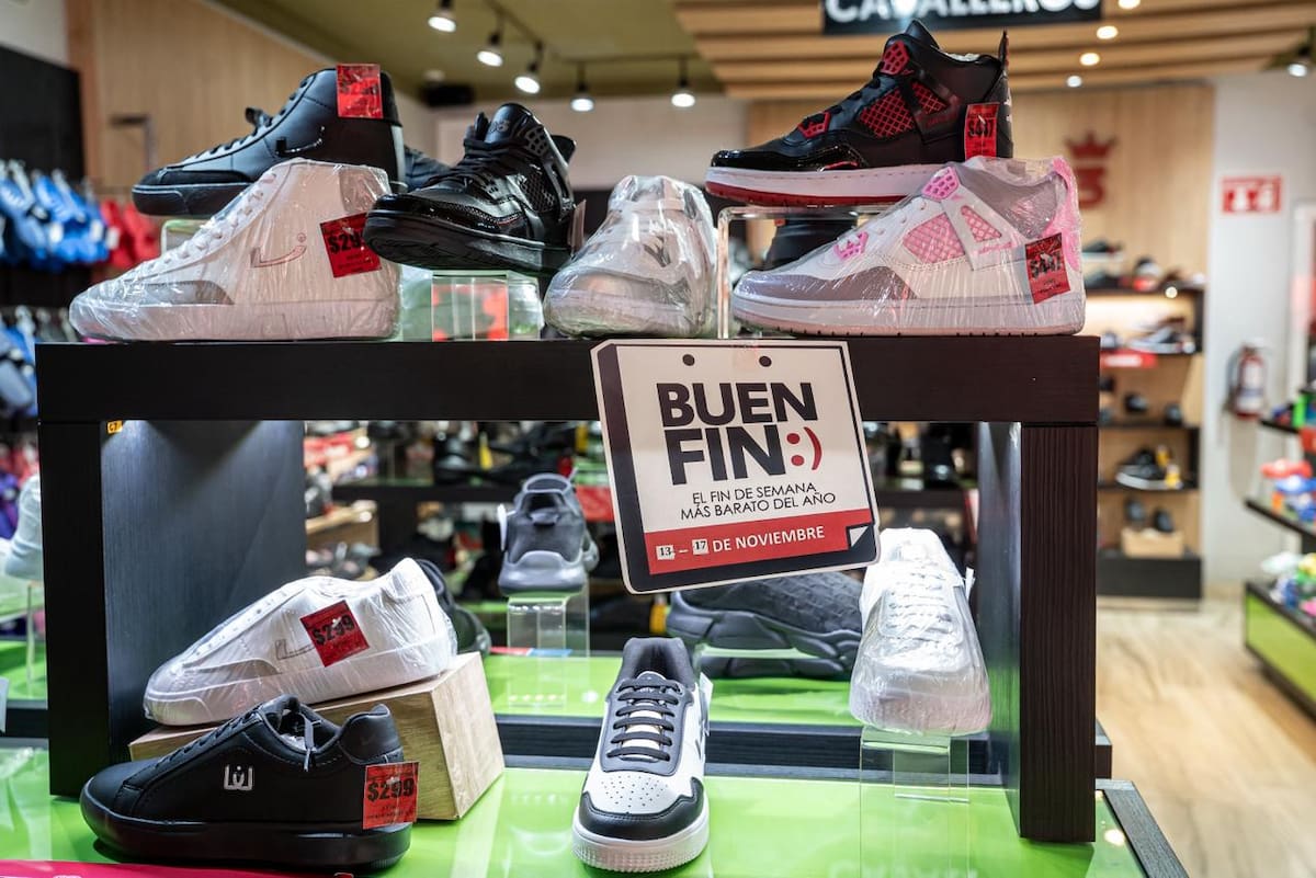 Las ventas han avanzado lentamente por la lluvia y la espera del aguinaldo, aunque comerciantes confían en que la afluencia mejore en los próximos días. Foto: Border Zoom