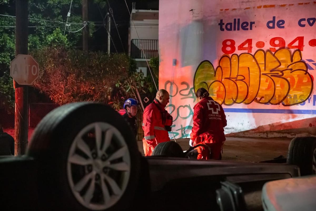 Conductora sufre volcadura en bulevar Fundadores