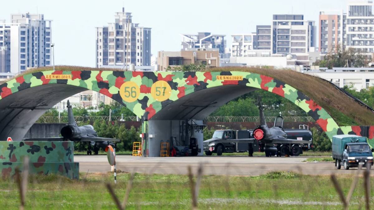 Aviones de combate Mirage 2000 de la fuerza aérea taiwanesa se ven en una base de la fuerza aérea en Hsinchu, Taiwán, el 9 de diciembre de 2024. I-Hwa Cheng/AFP/Getty Images