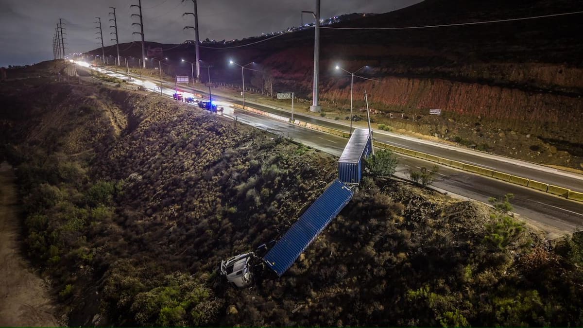 El accidente ocurrió antes del entronque con el bulevar 2000; el conductor resultó ileso pese a lo aparatoso del percance. Foto: Border Zoom