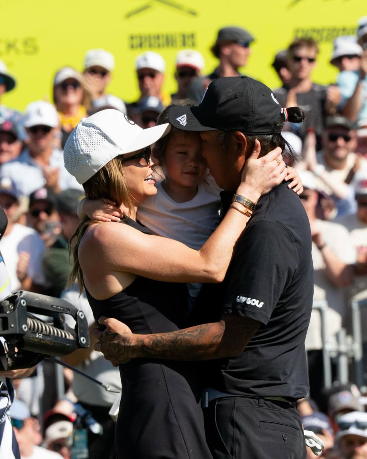 Kimf festeja con su esposa Emily y su hija Isabella. (Foto: (Foto: @livgolfleague)
