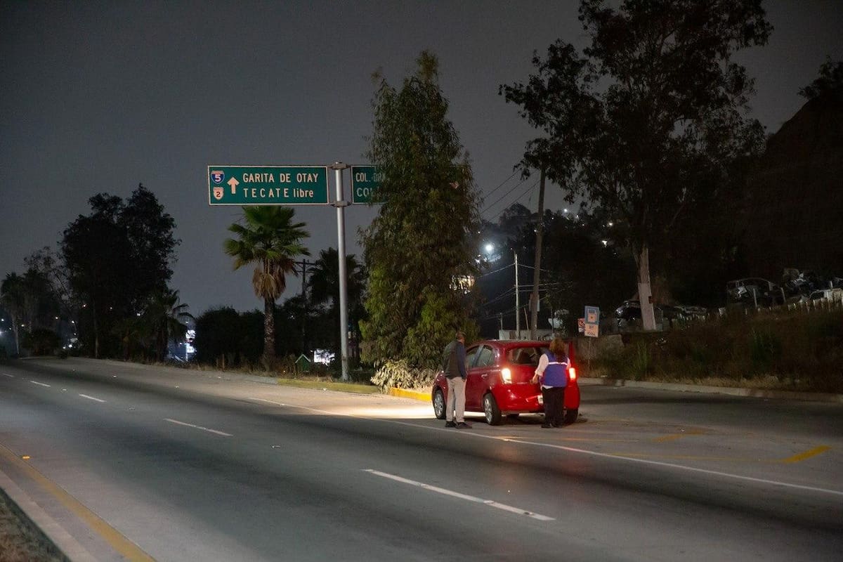El conductor presentó diversas fracturas luego de impactarse contra la parte trasera de un automóvil sobre el Libramiento Rosas Magallón. Foto: Border Zoom