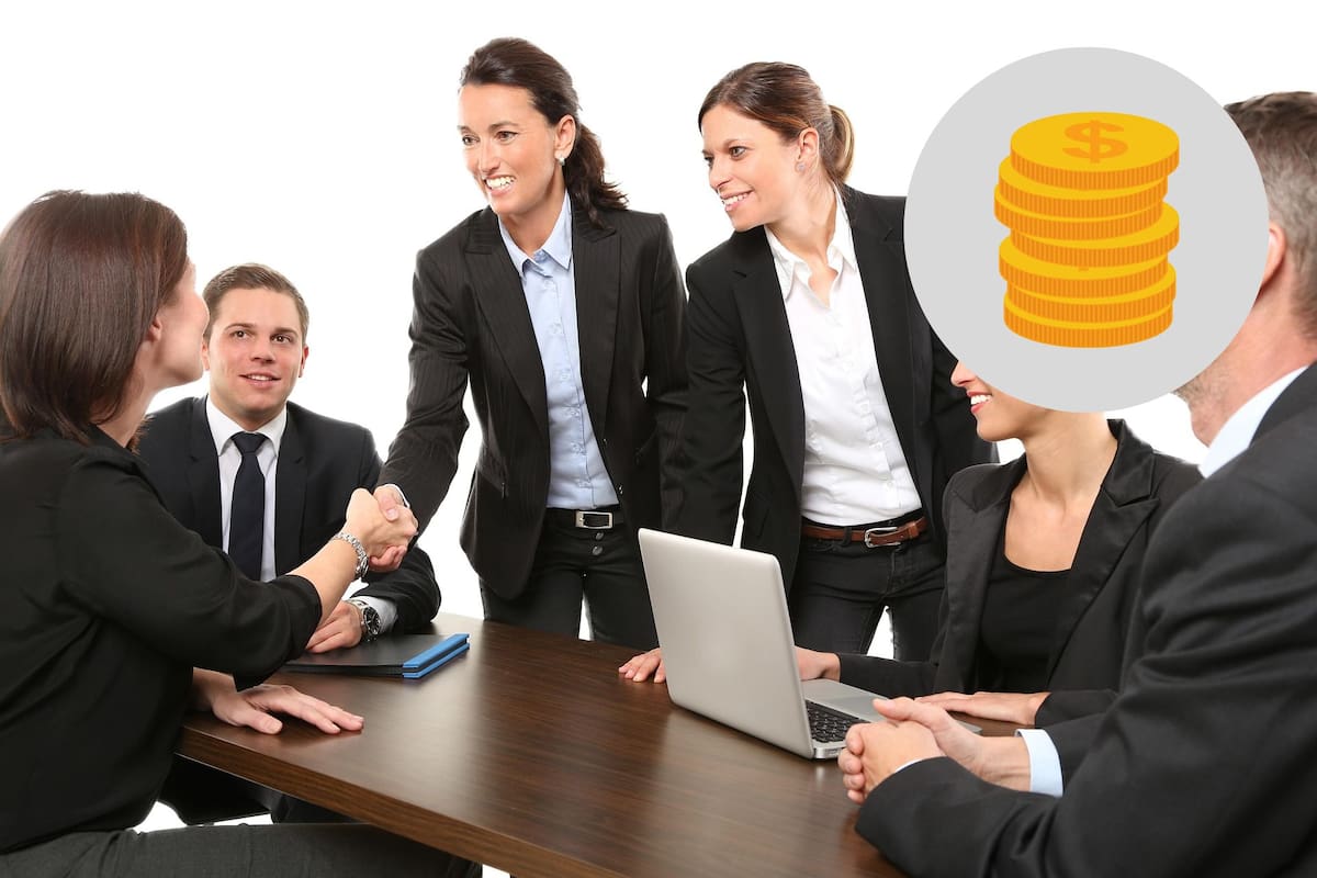 La palabra “negocia” es una palabra llana (grave) que termina en vocal, por lo que no lleva tilde, según las reglas generales de acentuación del español.