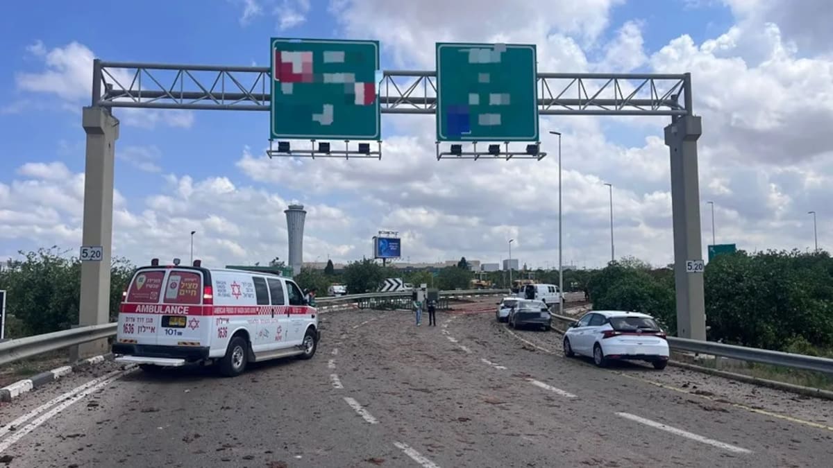 ista de la zona del aeropuerto de Ben Gurion, en Tel Aviv, en la que este domingo cayó un proyectil que causó seis heridos./ EFE
