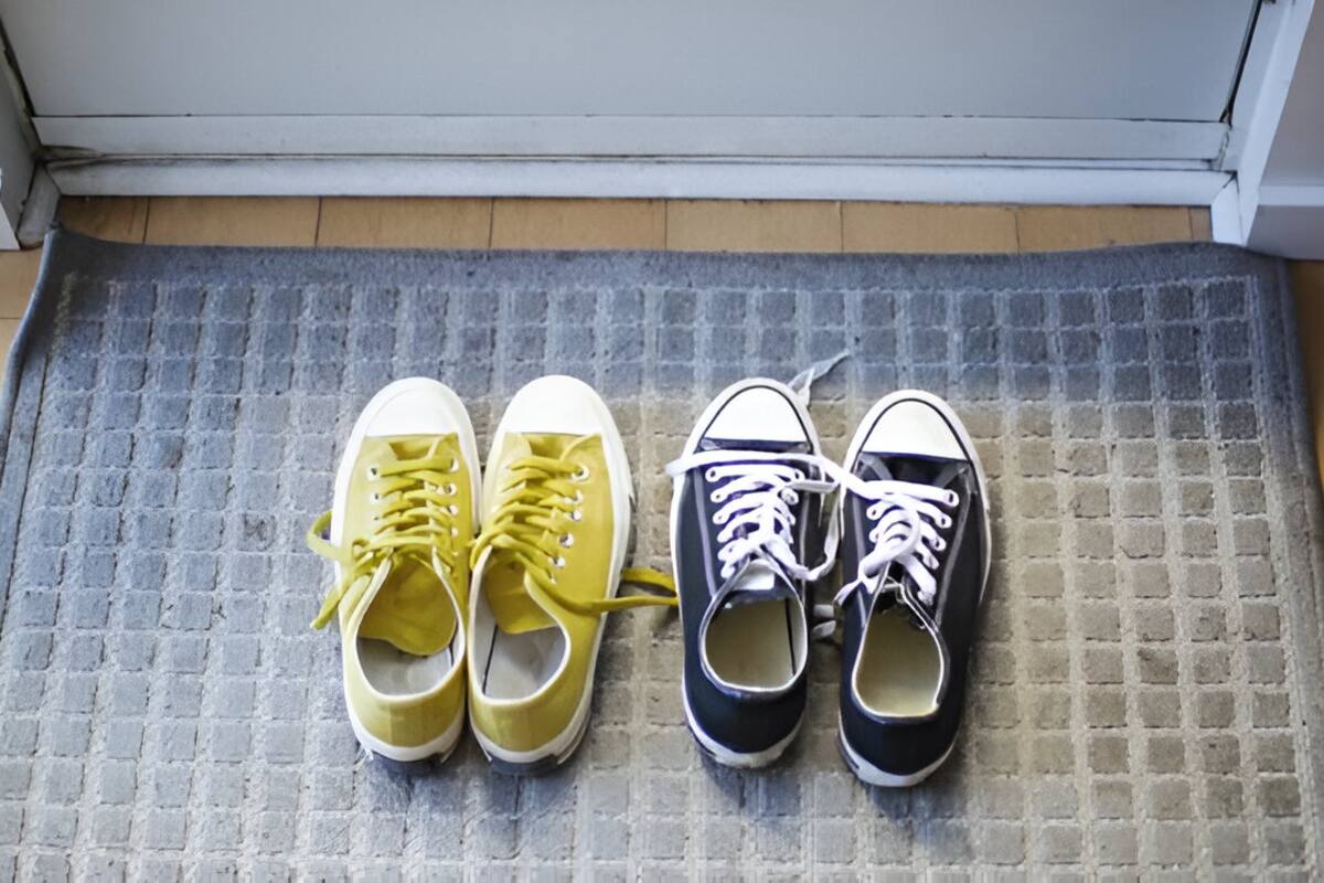 ¿De dónde viene la tradición de quitarse los zapatos antes de entrar a una casa?
