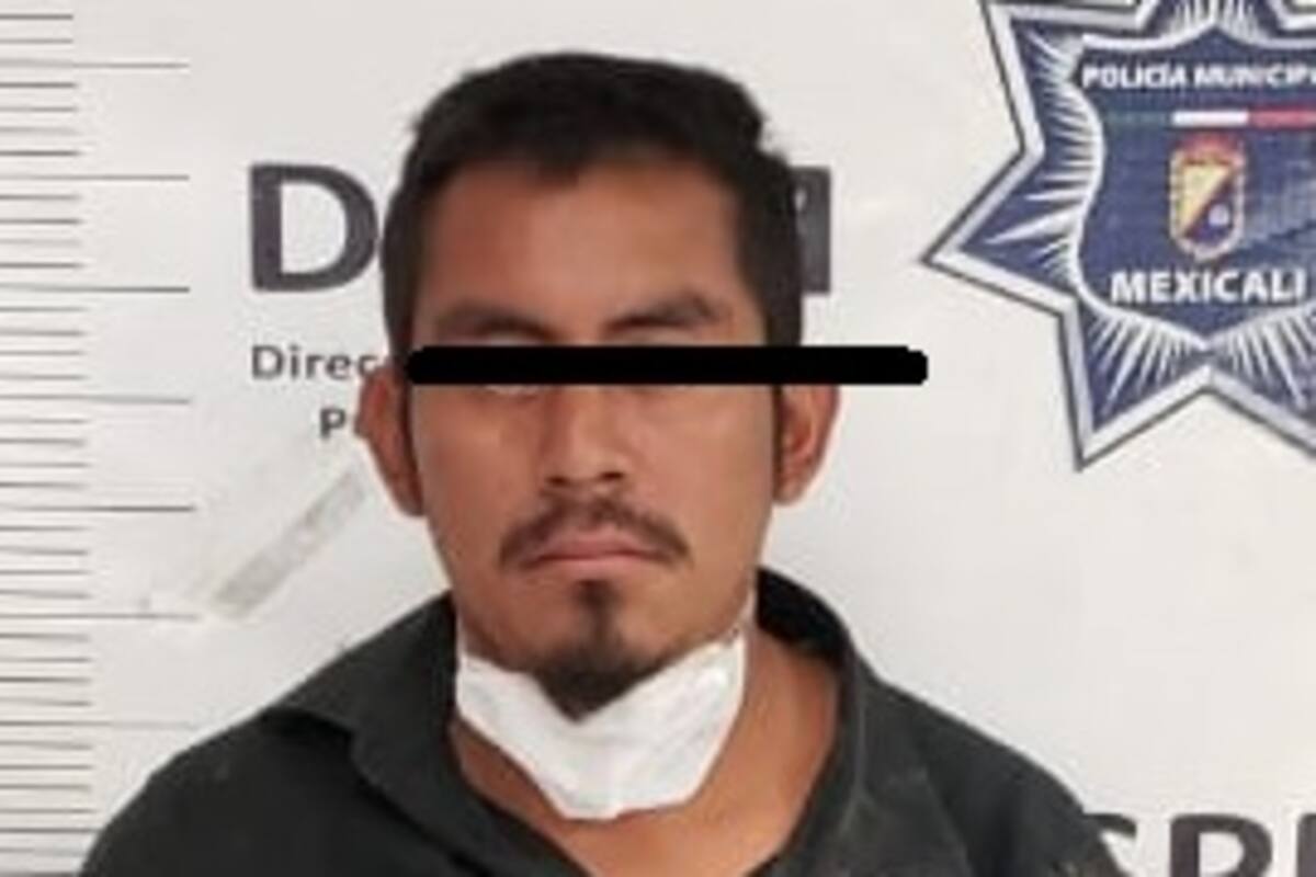 Policías evitan que migrante salte de puente