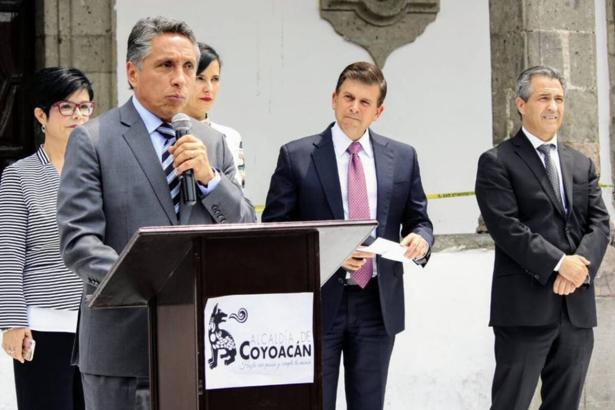 ''Prefiero dirigir a Pumas'': Manuel Negrete en Congreso de CDMX