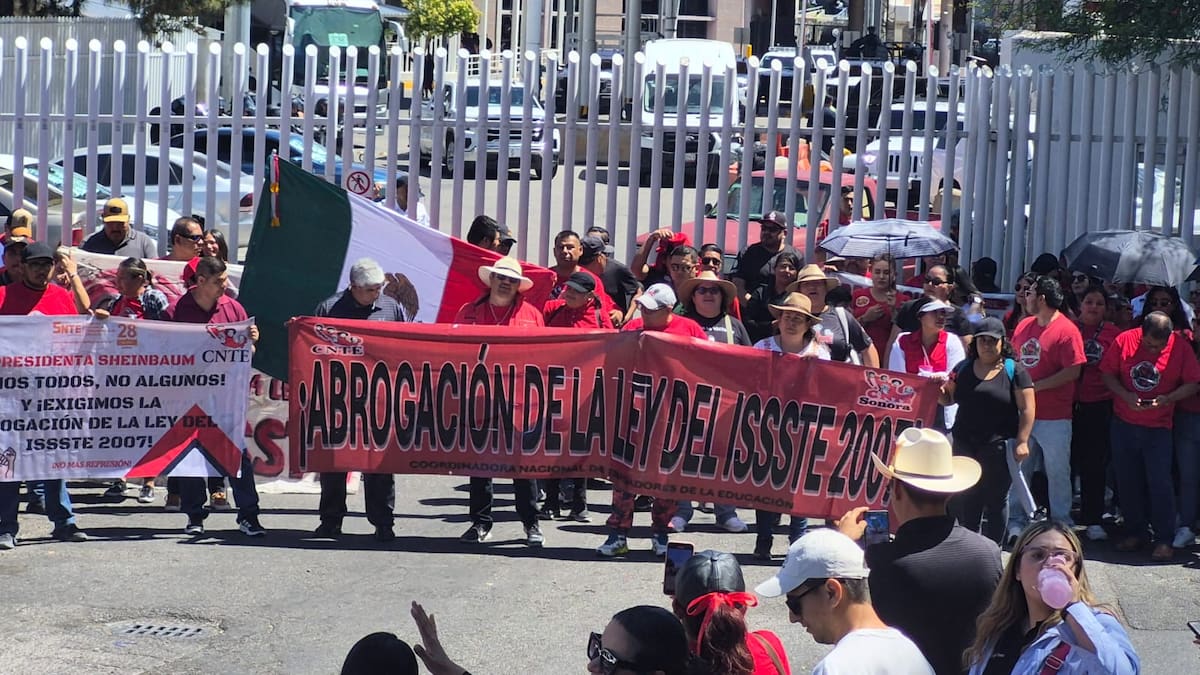 Ante cierre de la garita Dennis DeConcini por paro nacional de la CNTE, secretario de Educación dialoga con maestros de Nogales