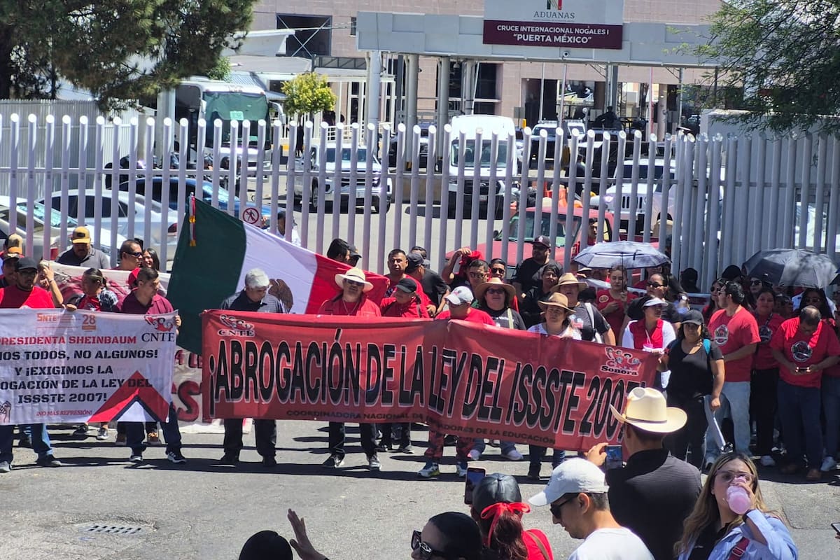 Ante cierre de la garita Dennis DeConcini por paro nacional de la CNTE, secretario de Educación dialoga con maestros de Nogales