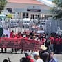 Ante cierre de la garita Dennis DeConcini por paro nacional de la CNTE, secretario de Educación dialoga con maestros de Nogales