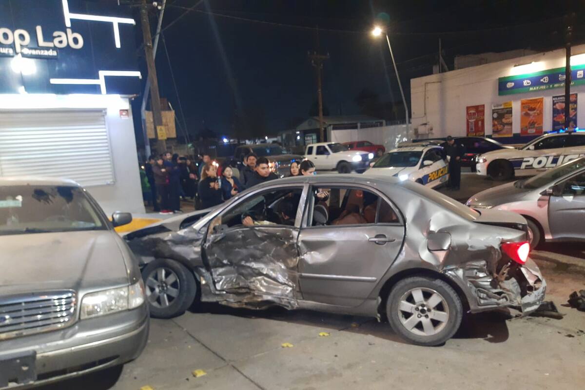 Cuatro lesionados tras choque al pasarse un semáforo en Valle Dorado