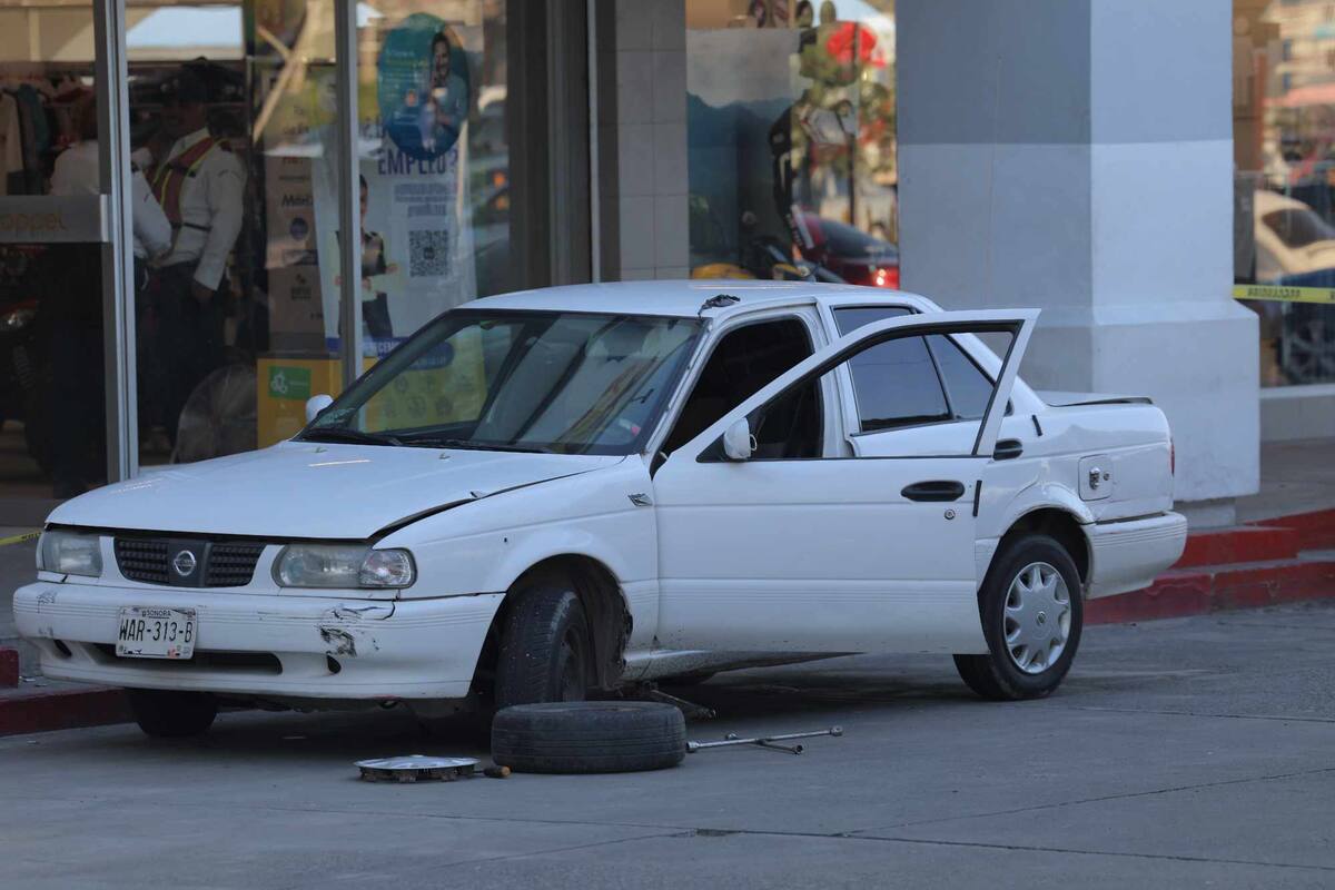 Balean vehículo porque su dueño se negó a pasar corriente