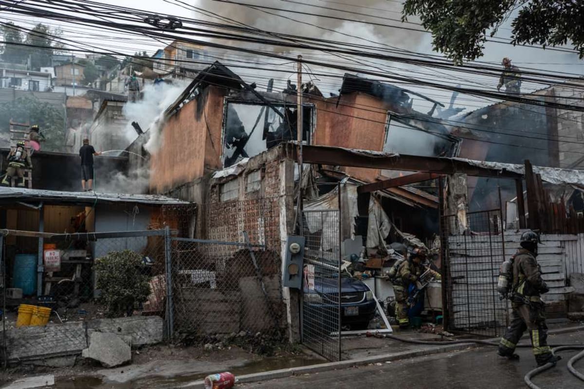 Fuego consume parte de una vivienda en Camino Verde