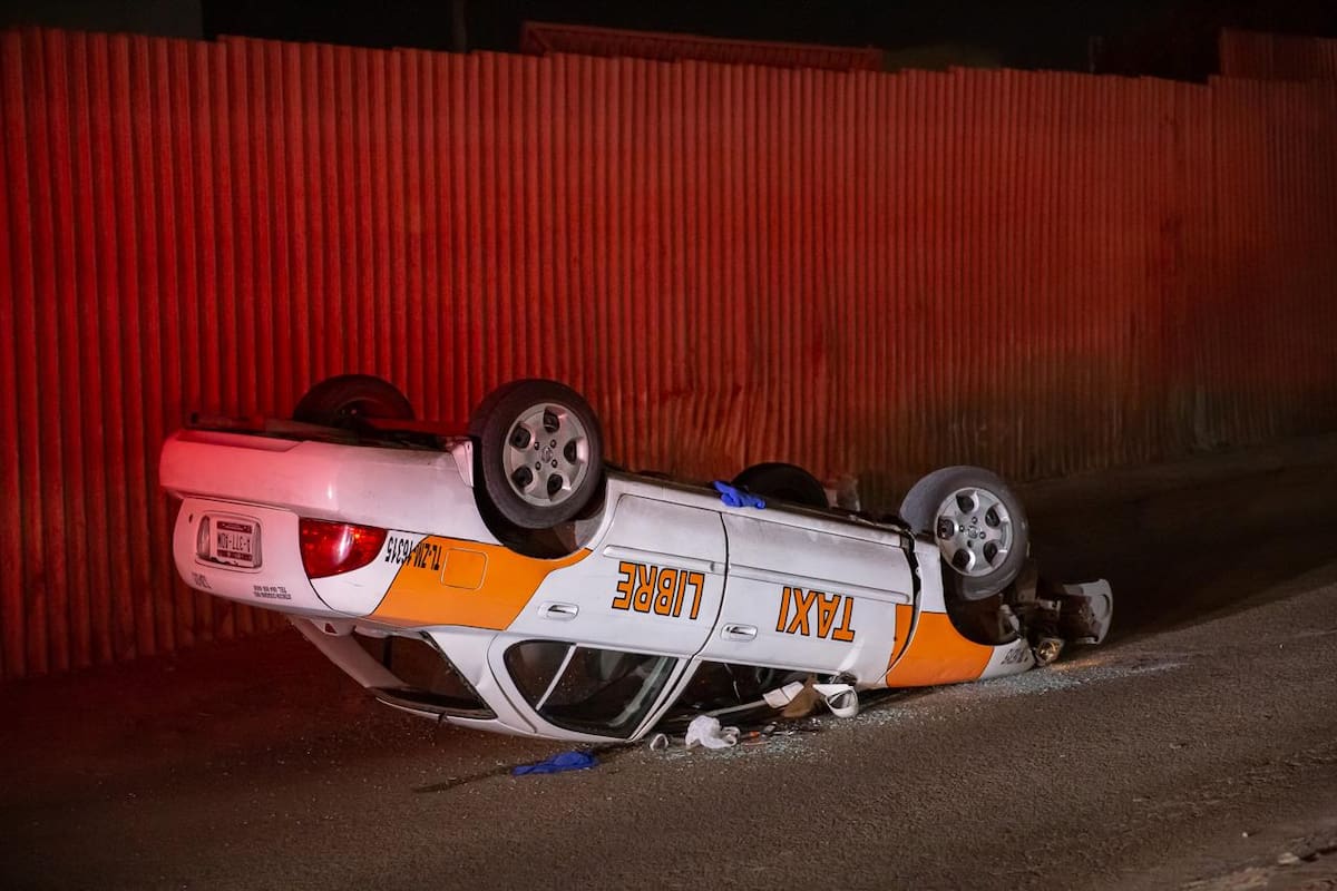 Taxista ebrio provoca accidente y vuelca en Loma Bonita