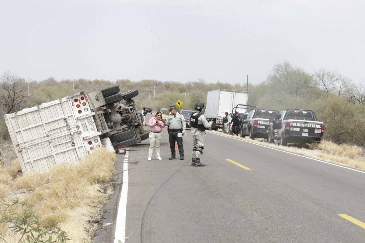 Volcamiento de tractocamión en carretera Hermosillo-Ures