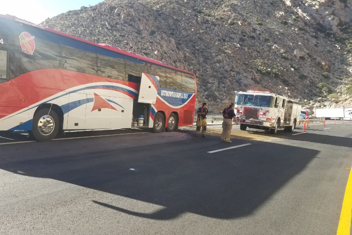 Se incendia camión de pasajeros en La Rumorosa