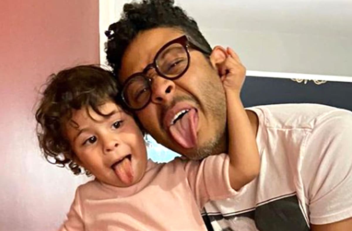 El cantante Kalimba y su hijo Mikha.