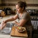 Lavar pollo crudo puede dispersar bacterias en la cocina
