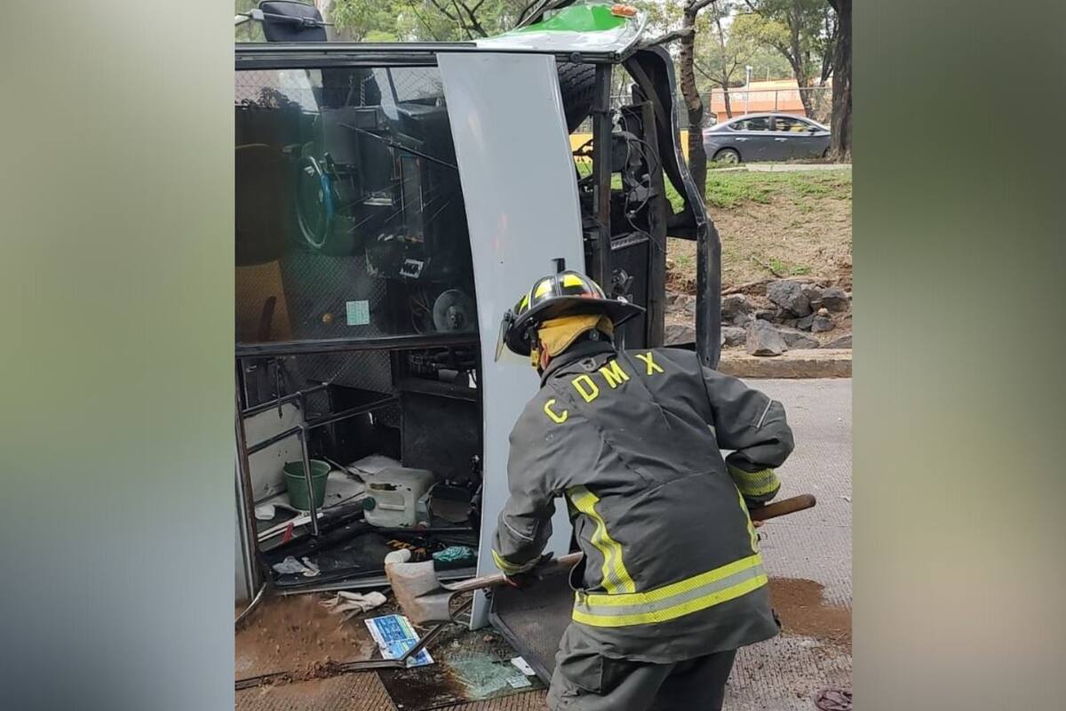 CDMX: Reportan 11 lesionados tras volcadura de microbús en Iztapalapa