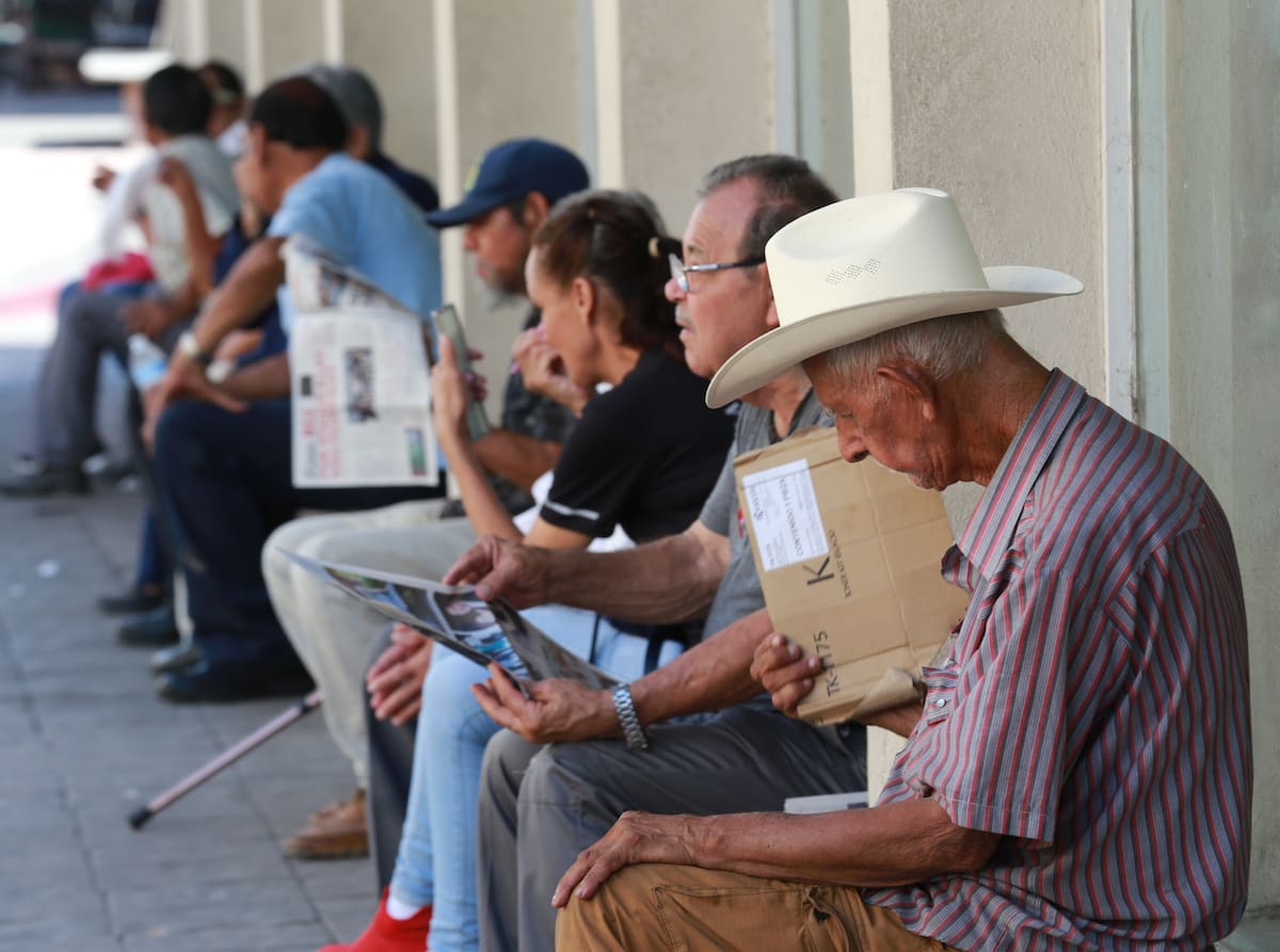Un señor en el centro de Hermosillo se encuentra refrescandose con un pedazo de cartón. / Imagen ilustrativa de archivo.