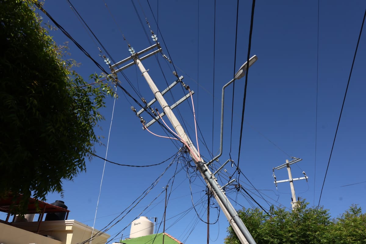 Automovilista derriba poste y deja sin luz a vecinos del Sahuaro