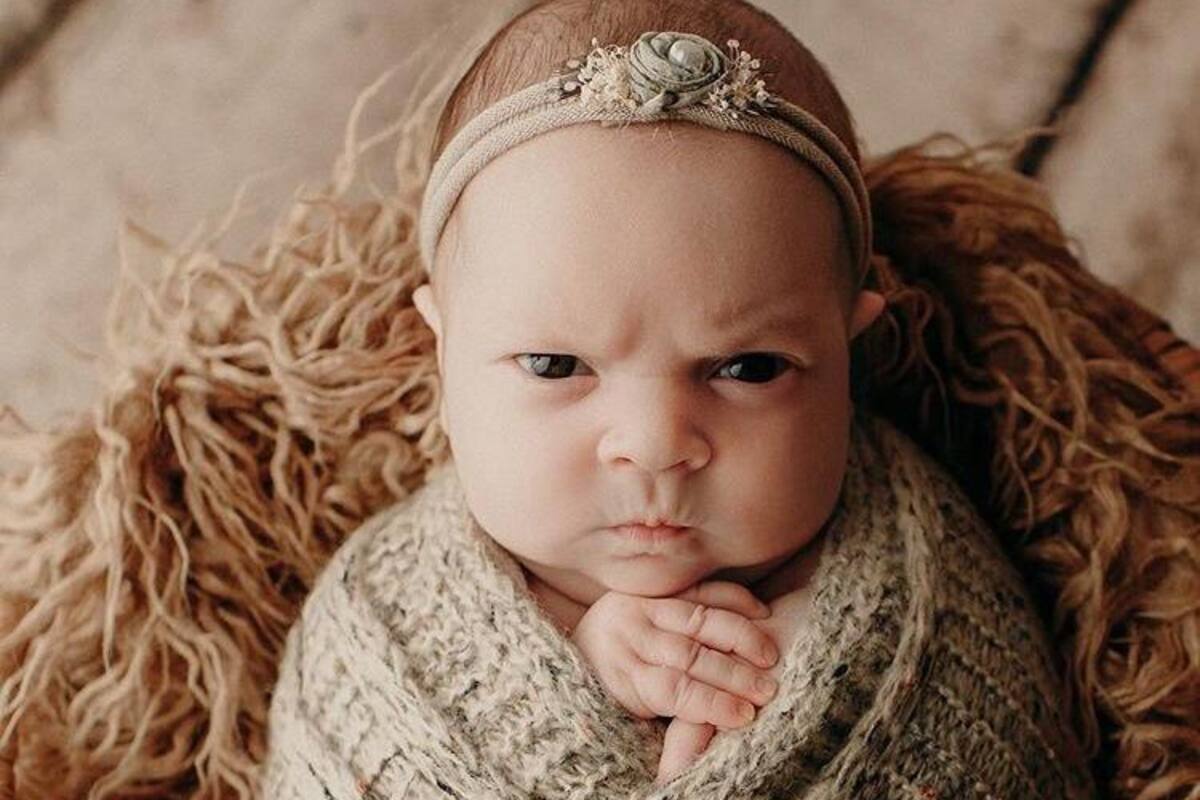 Bebé de dos semanas de nacida sorprende con sus muecas de molestia