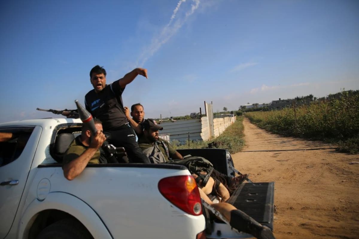 Fotografía del cuerpo sin vida de Shani Louk siendo paseado por el grupo terrorista Hamás. | AP