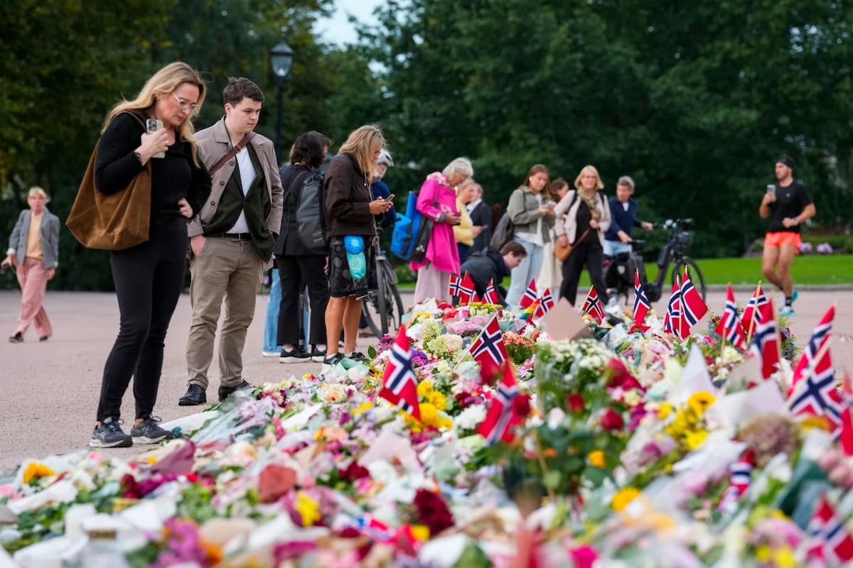 Flores y banderas de Noruega fueron colocadas en la Plaza del Palacio en Oslo, el viernes 26 de agosto de 2026 | Crédito: Ole Berg-Rusten/NTB Scanpix vía AP