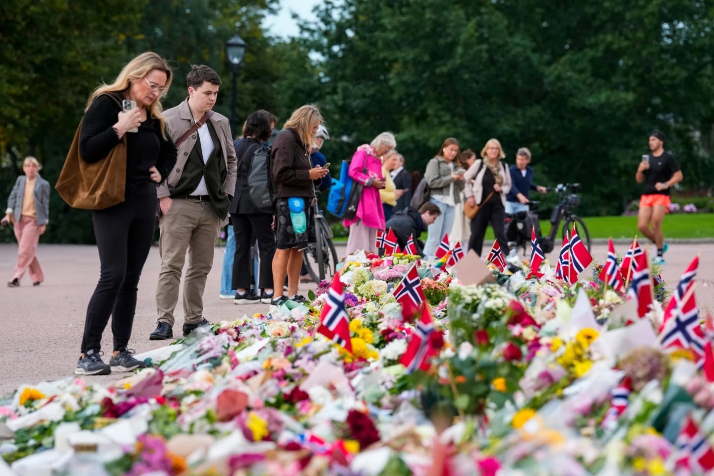 Flores y banderas de Noruega fueron colocadas en la Plaza del Palacio en Oslo, el viernes 26 de agosto de 2026 | Crédito: Ole Berg-Rusten/NTB Scanpix vía AP