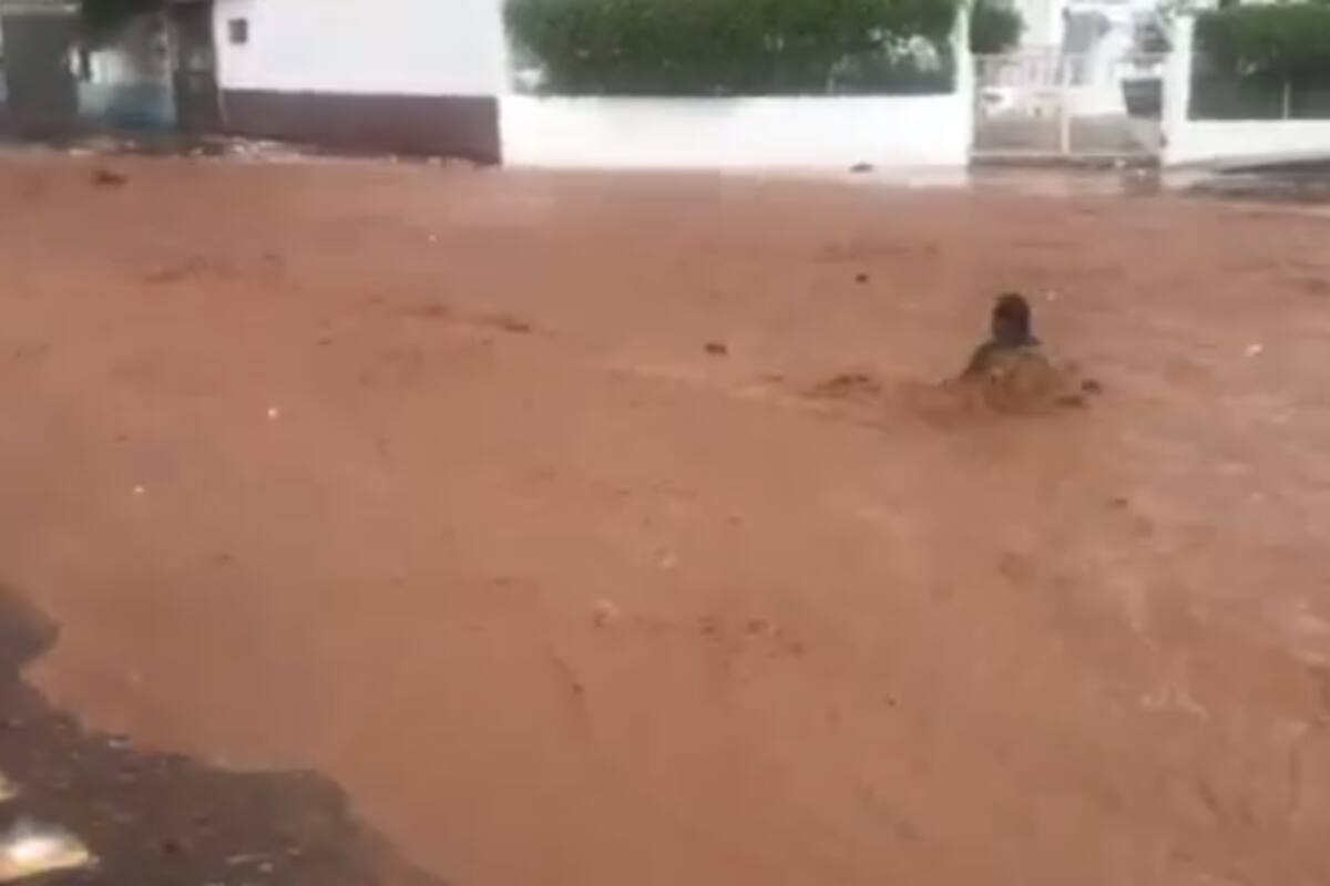 Momentos de tensión cuando persona con enfermedad mental se lanza a arroyo en Nogales