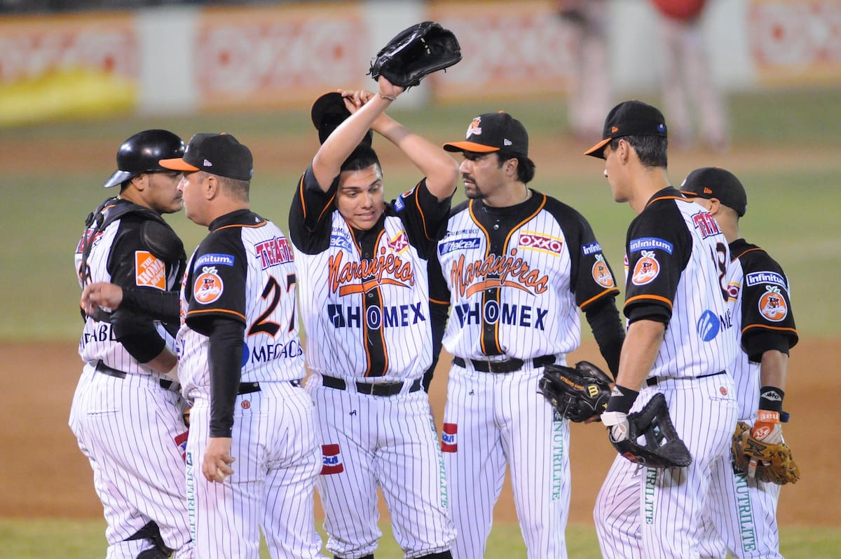 El catcher Gerónimo Gil, el manager, Homar Rojas, el lanzador Juan Pablo Oramas, el tercer base, Vinicio Castilla, el primera base, Luis Alfonso García y el segunda base Carlos Gastélum, durante la temporada 2009-2010, en la que se ganó el campeonato XV. (Foto: Julián Ortega)