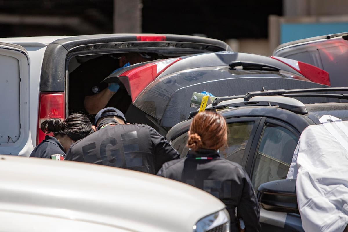 El cuerpo de una persona con huellas de violencia fue encontrado dentro de una camioneta abandonada en una plaza comercial de la colonia Hipódromo. Foto: Border Zoom.