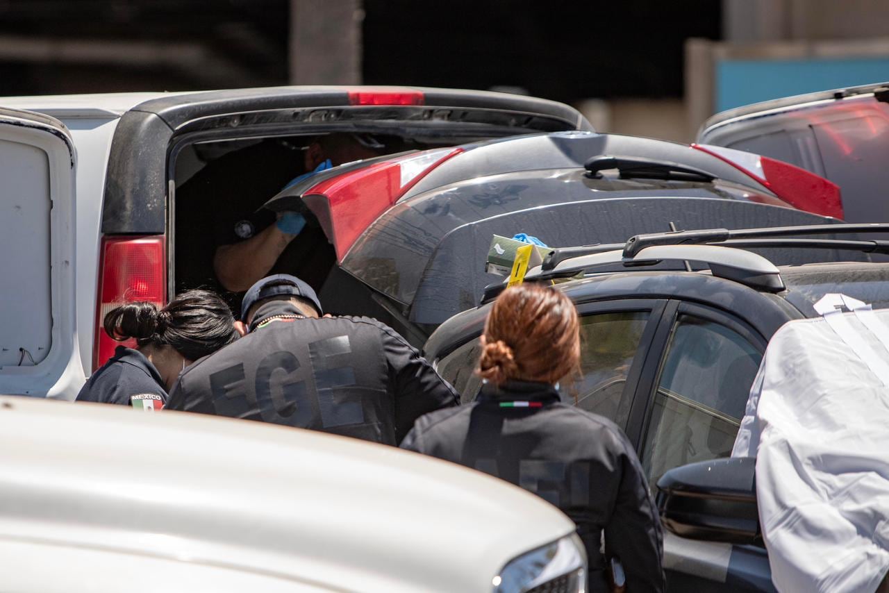 El cuerpo de una persona con huellas de violencia fue encontrado dentro de una camioneta abandonada en una plaza comercial de la colonia Hipódromo. Foto: Border Zoom.