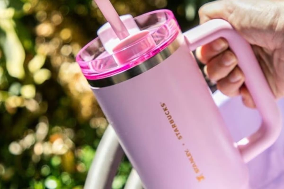 Termo rosa Stanley de Starbucks causa revuelo y desata largas filas provocando peleas entre los usuarios