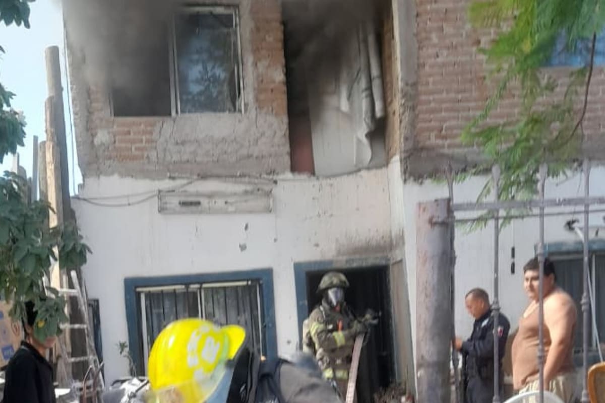 Cortocircuito provoca incendio en vivienda de la colonia Solidaridad donde almacenaban ropa para venta