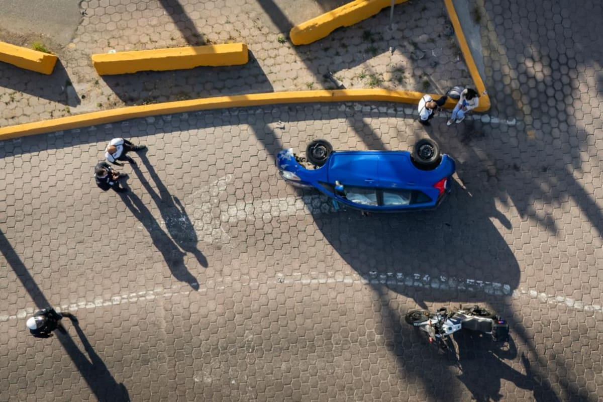 Vuelca vehículo en glorieta del Monumento México en Tijuana; no hay lesionados graves