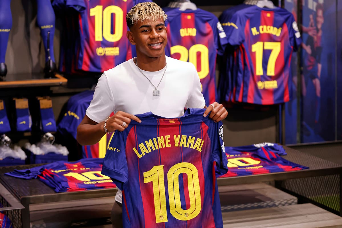 Lamine Yamal posa con su nueva camiseta del Barcelona tras firmar una extensión de contrato, el miércoles 16 de julio de 2025. (AP Foto/Joan Monfort)