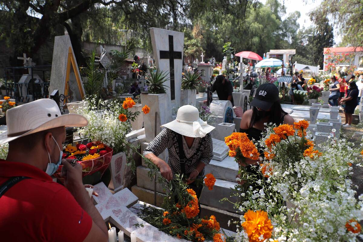 EUM20211101SOC37.JPG
CIUDAD DE MÉXICO, Tradition/Tradición/Día de Muertos.- Habitantes de la alcaldía Iztapalapa, visitan este lunes 1 de noviembre de 2021 las tumbas de sus muertos, después de que estuvieron cerrados los panteones por más de un año debido a la pandemia de Covid-19. Foto: Agencia EL UNIVERSAL/Juan Boites/RDB.