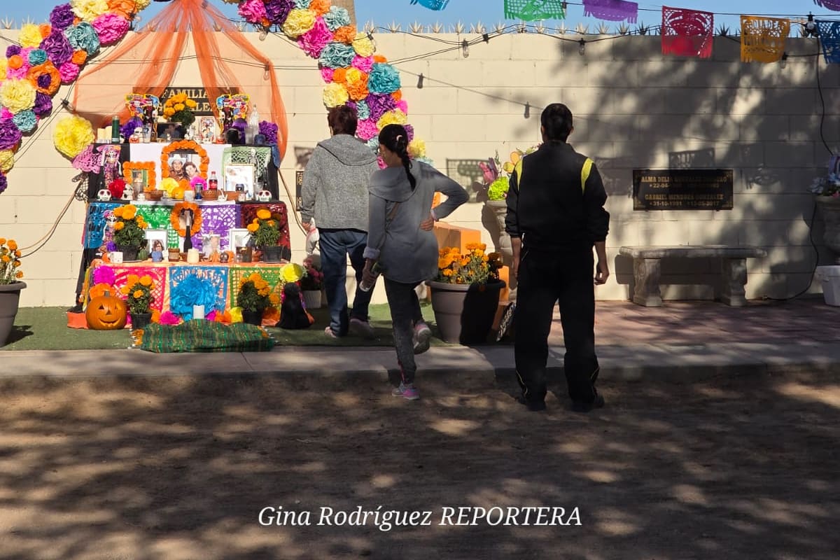 Familias celebran el Día de Muertos entre flores, música y antojitos